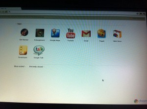 La pantalla inicial muestra varios programas pre-instalados y la opción de visitar la tienda de Google Chrome. Cada vez que arrancas la computadora, esta es la pantalla inicial que aparece.